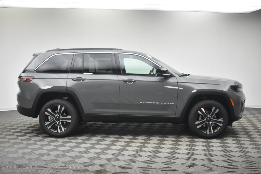 New 2027 Jeep Grand Cherokee Limited AWD/4WD image 3