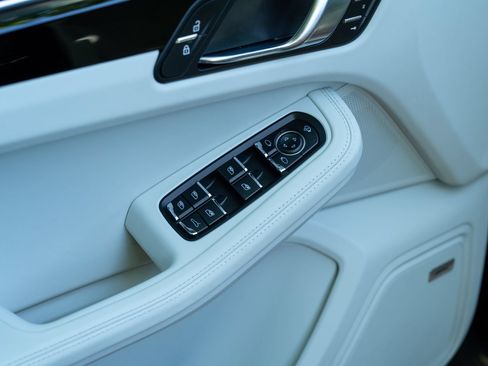 Certified 2025 Porsche Macan AWD/4WD image 21