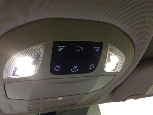 Used 2024 Chrysler Pacifica Touring-L image 18