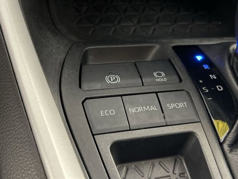 Used 2021 Toyota RAV4 LE image 30