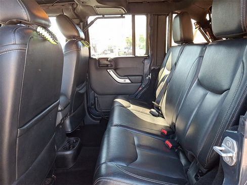 Used 2016 Jeep Wrangler Unlimited Rubicon image 10