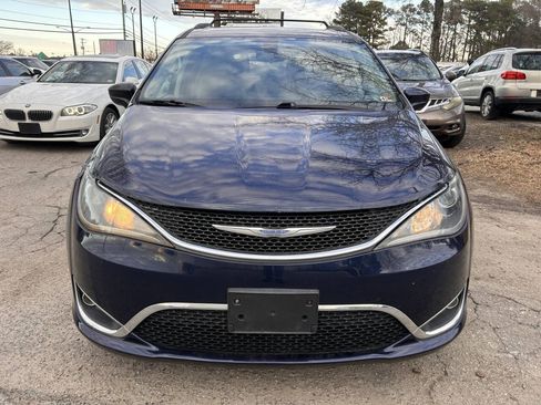 Used 2017 Chrysler Pacifica Touring-L FWD image 4