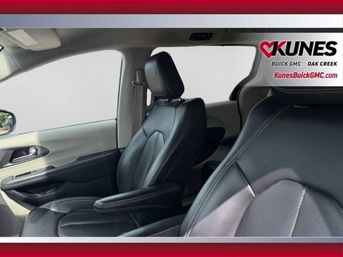 Used 2023 Chrysler Pacifica Touring-L FWD image 23