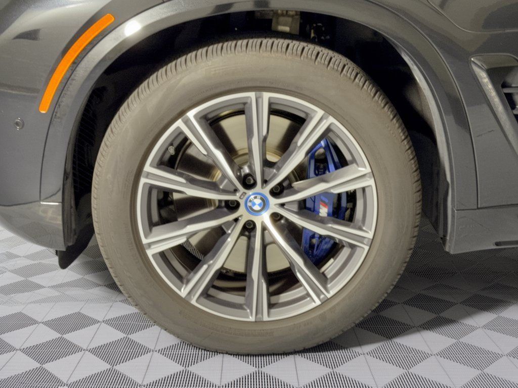 Used 2025 BMW X5 xDrive50e w/ Executive Package AWD/4WD image 13