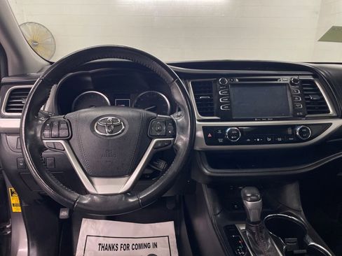 Used 2019 Toyota Highlander SE image 7