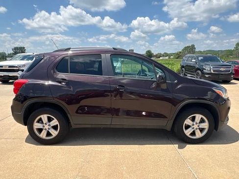 Used 2022 Chevrolet Trax LT w/ LT Convenience Package AWD/4WD image 2