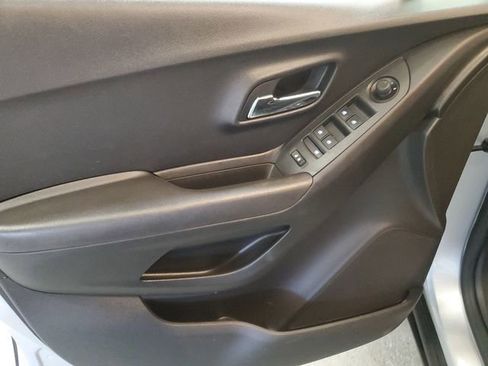 Used 2019 Chevrolet Trax LT w/ LT Convenience Package AWD/4WD image 11