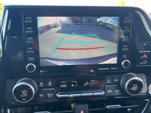 Used 2021 Toyota Highlander LE image 12