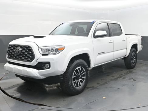 Used 2020 Toyota Tacoma TRD Sport w/ Technology Package RWD image 4