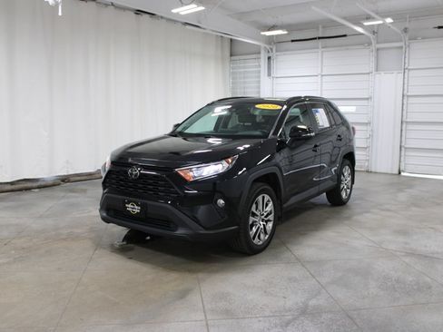 Used 2020 Toyota RAV4 XLE Premium AWD/4WD image 4