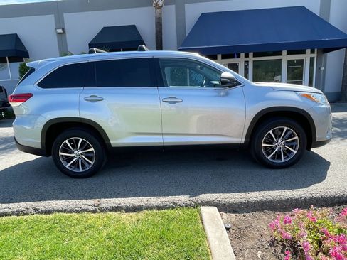 Used 2019 Toyota Highlander XLE FWD image 4