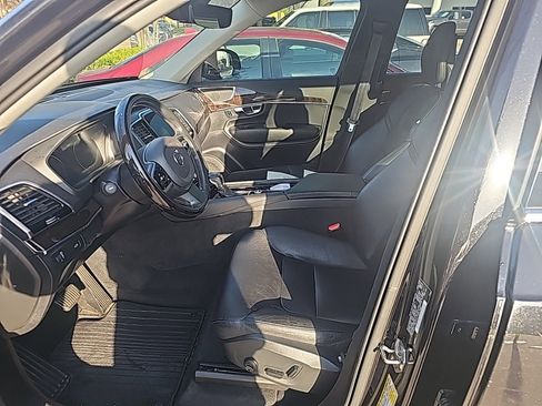 Used 2016 Volvo XC90 T6 Momentum w/ Momentum Plus Package image 8