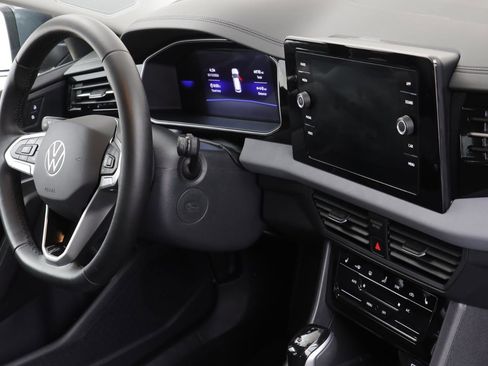 Used 2025 Volkswagen Jetta SE w/ Black Wheel Package image 21