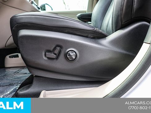 Used 2024 Chrysler Pacifica Touring-L FWD image 20