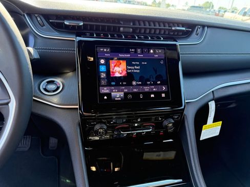 New 2025 Jeep Grand Cherokee Laredo image 17