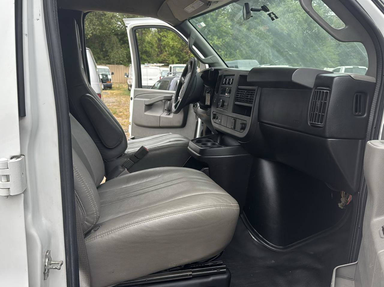 Used 2017 Chevrolet Express 2500 RWD image 19