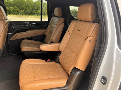 Used 2023 Cadillac Escalade ESV Premium Luxury AWD/4WD image 27