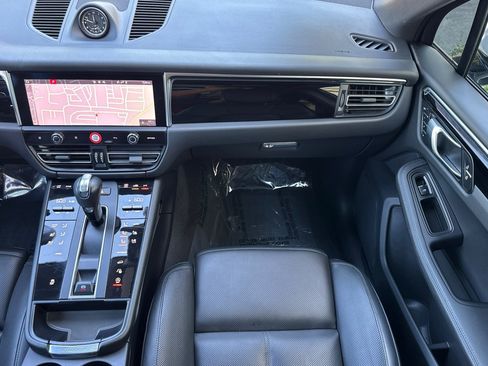 Used 2023 Porsche Macan AWD/4WD image 32