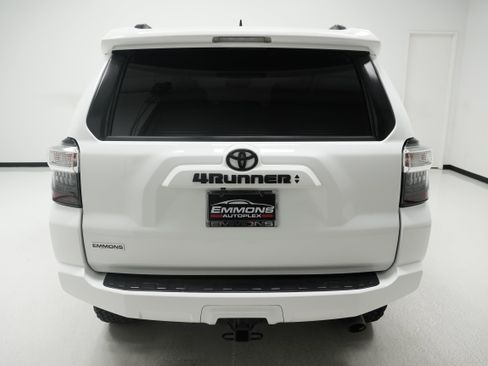 Used 2020 Toyota 4Runner SR5 Premium w/ Moonroof Package RWD image 5
