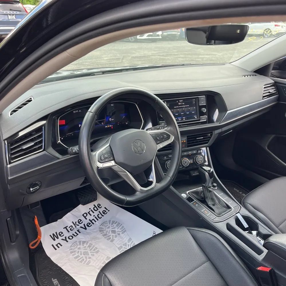 Used 2023 Volkswagen Jetta SE w/ Panoramic Sunroof Package FWD image 6