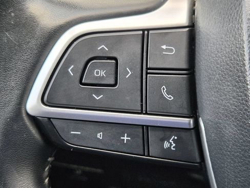 Used 2025 Toyota Highlander LE FWD image 24