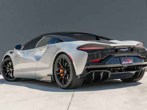Used 2023 McLaren Artura RWD image 12