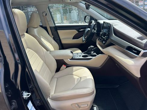 Used 2022 Toyota Highlander XLE AWD/4WD image 21