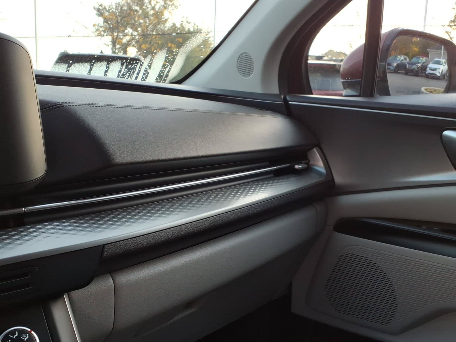 Used 2024 Kia Carnival LX FWD image 23