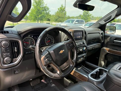 Used 2019 Chevrolet Silverado 1500 High Country w/ Technology Package AWD/4WD image 9