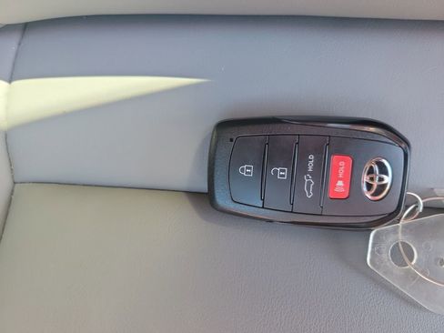 Used 2023 Toyota Venza XLE image 40