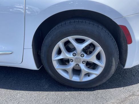Used 2020 Chrysler Pacifica Touring-L Plus w/ Tire & Wheel Group FWD image 7