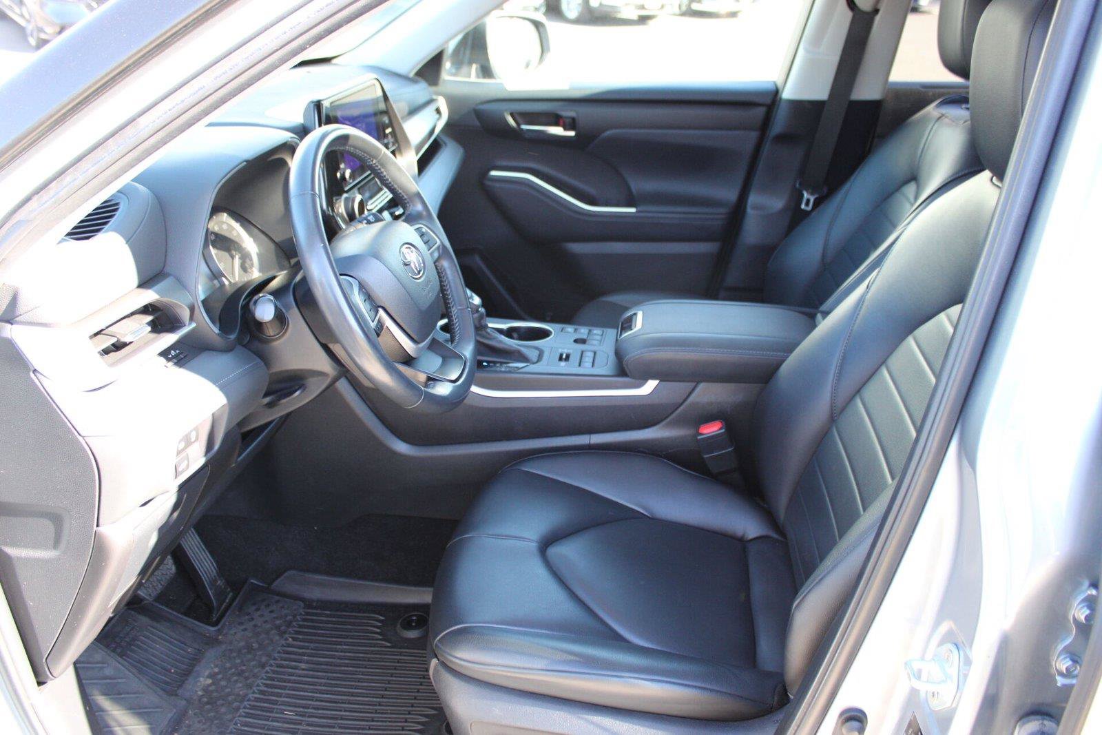 Used 2024 Toyota Highlander XLE AWD/4WD image 22