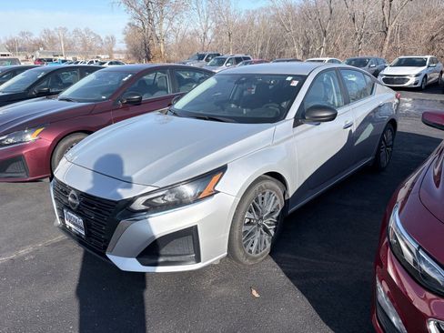 Used 2024 Nissan Altima 2.5 SV image 3