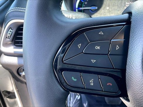 Used 2022 Chrysler Pacifica Limited w/ Uconnect Theater Family Group FWD image 13