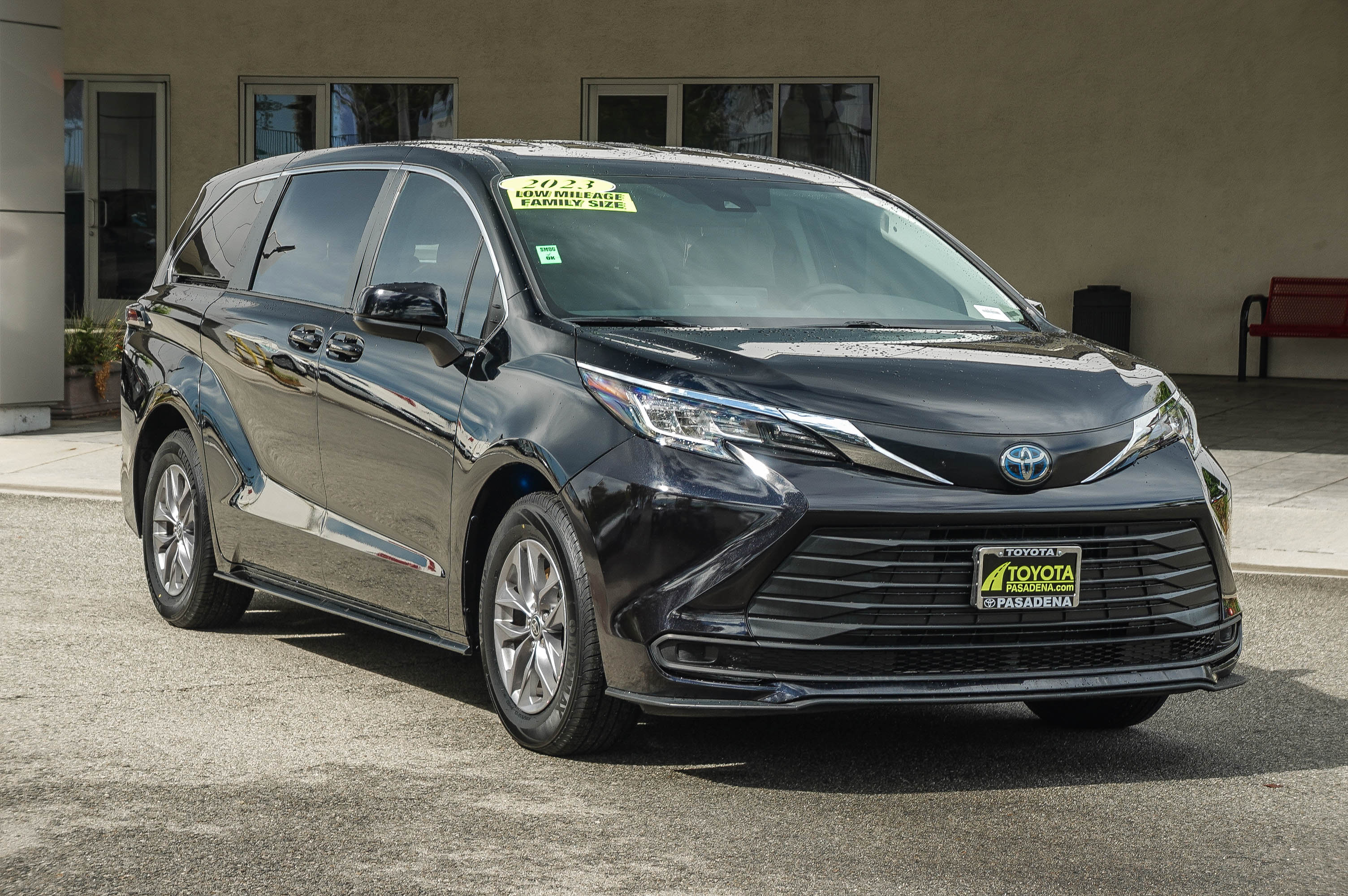 Used 2023 Toyota Sienna LE FWD image 3
