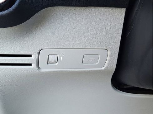 Certified 2021 Volvo XC40 T5 Momentum w/ Premium Package image 28