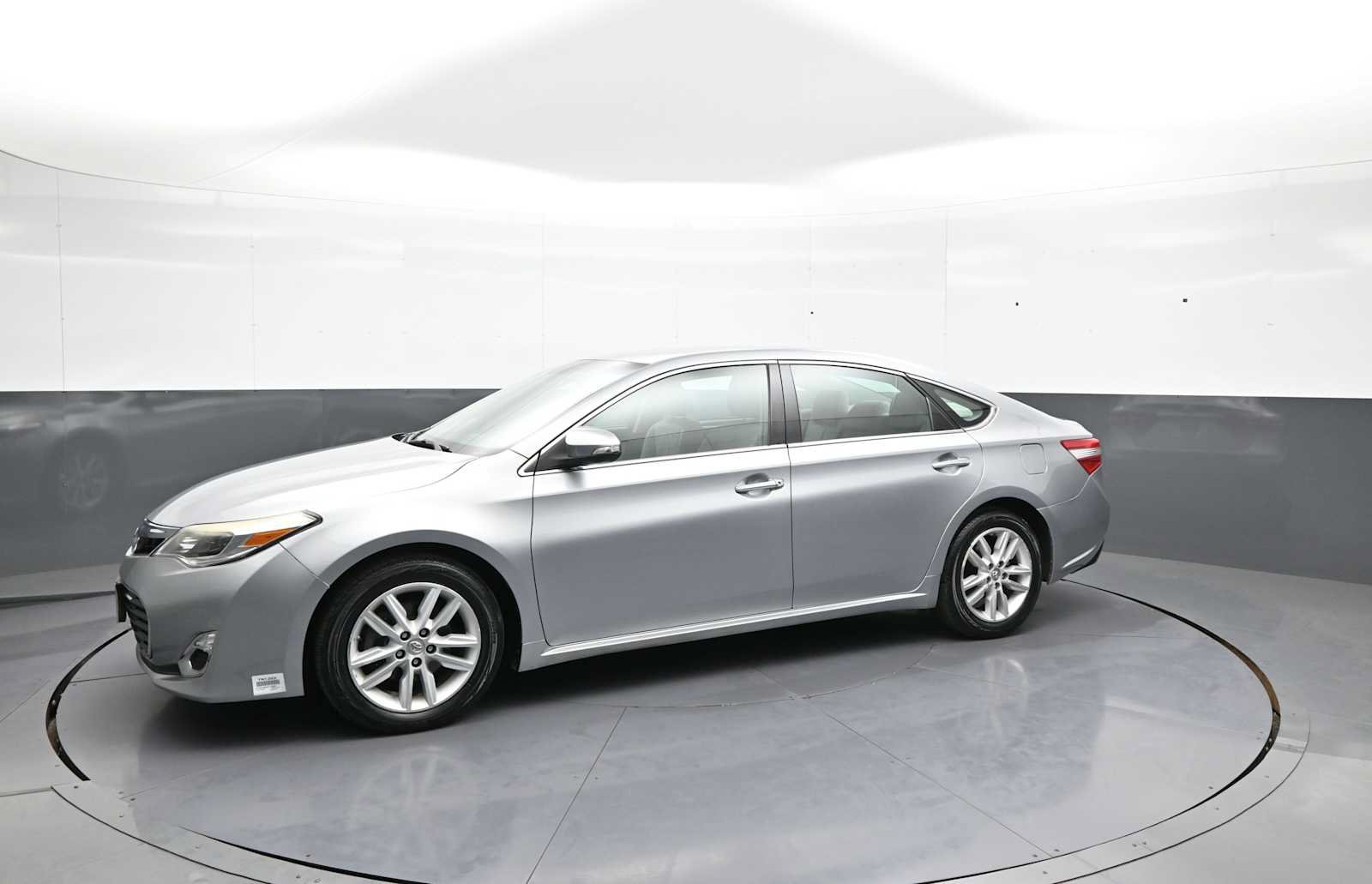 Used 2015 Toyota Avalon XLE FWD image 3