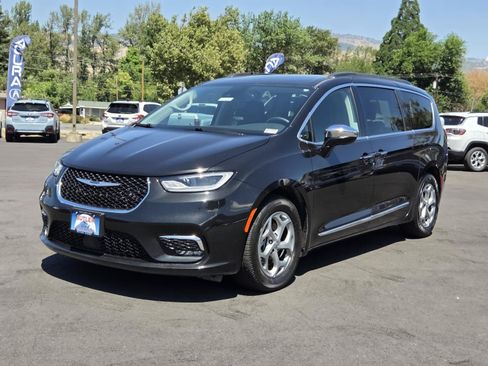 Used 2023 Chrysler Pacifica Limited FWD image 1