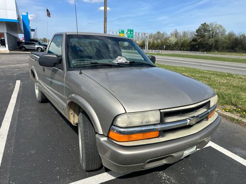 Used 2000 Chevrolet S10 Pickup LS w/ Preferred Equipment Group image 2