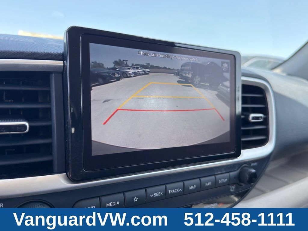 Used 2022 Hyundai Venue Limited FWD image 16
