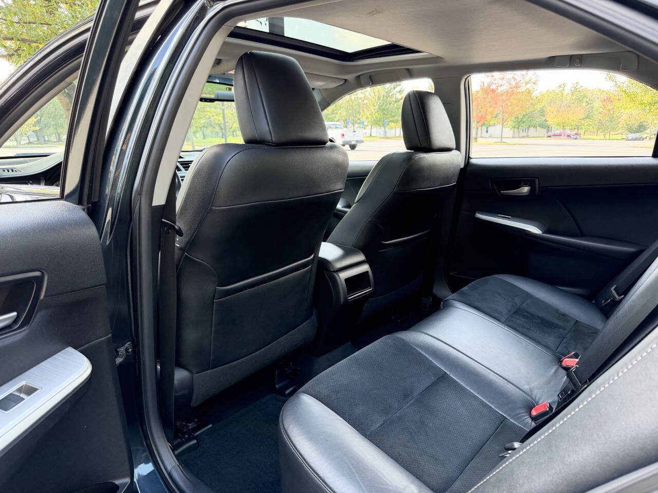 Used 2012 Toyota Camry SE w/ Leather Pkg FWD image 34