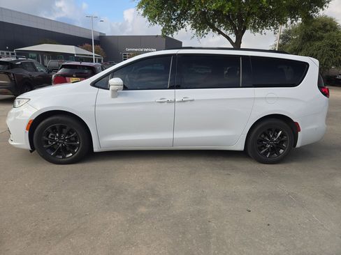 Used 2021 Chrysler Pacifica Touring-L w/ Premium & Safety Sphere Group FWD image 6