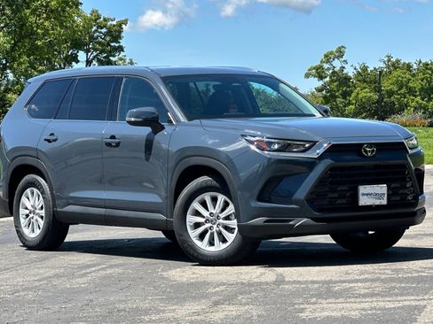 Used 2024 Toyota Grand Highlander XLE image 2