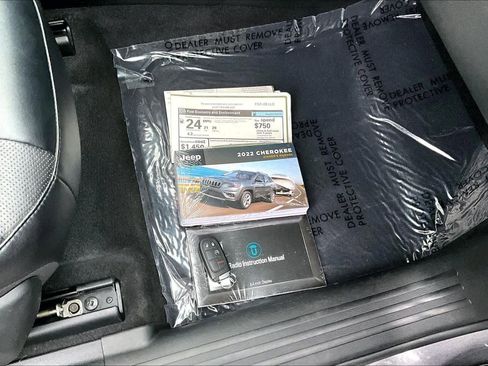 Used 2022 Jeep Cherokee Latitude Lux w/ Sun & Sound Group image 20