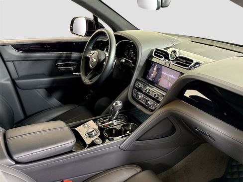 Used 2024 Bentley Bentayga image 33