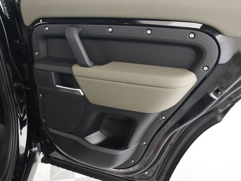 Used 2025 Land Rover Defender 110 S image 21