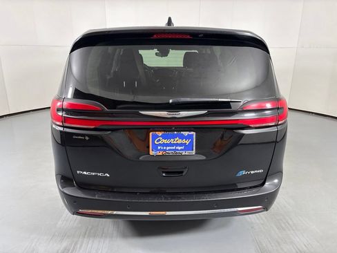 Used 2023 Chrysler Pacifica Touring-L FWD image 7