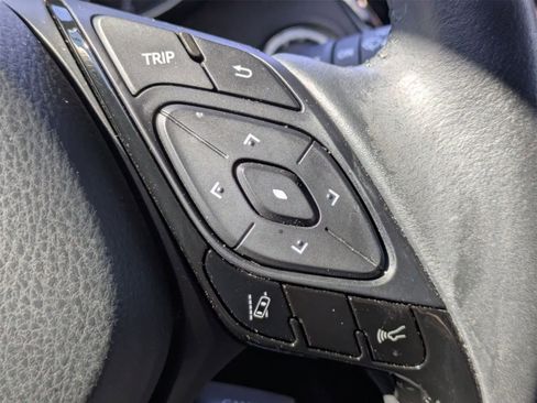 Used 2020 Toyota C-HR XLE image 9