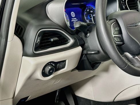 Used 2024 Chrysler Pacifica Touring-L FWD image 17