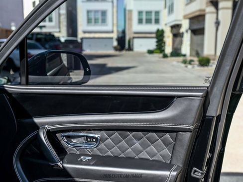 Used 2018 Bentley Bentayga image 58